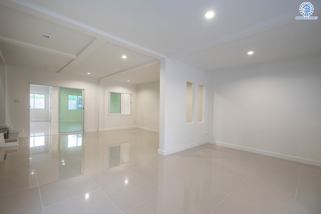 บ้านมือสองตกแต่งใหม่ ม.ลานทอง ติวานนท์-ปากเกร็ด เนื้อที่ 46 ตร.ว. ฟังก์ชัน 2 ห้องนอน 2 ห้องน้ำ จอดรถได้ 2 คัน บนทำเลทองเดินทางสะดวกติด ถ.ติวานนท์ ใกล้ห้าแยกปากเกร็ด เมืองทองธานี ทางด่วน, เซ็นทรัลแจ้งวัฒนะ และรถไฟฟ้าสายสีชมพู (สายอนาคต) "สถานีปากเกร็ด"